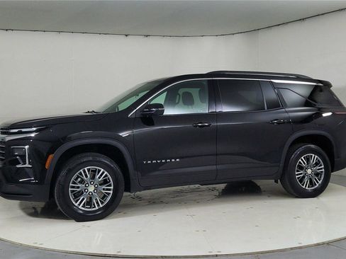 Used 2024 Chevrolet Traverse LT image 3