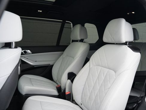 Used 2023 BMW X7 xDrive40i w/ Premium Package image 18
