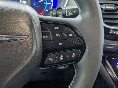 Certified 2023 Chrysler Pacifica Limited FWD image 14