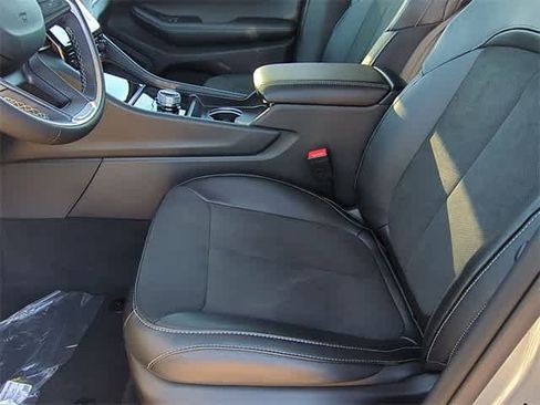 New 2025 Jeep Grand Cherokee Altitude image 16