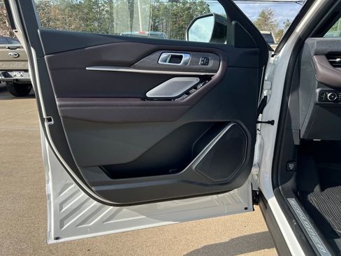 New 2026 Ford Explorer Platinum image 11