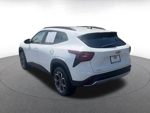 Used 2025 Chevrolet Trax LT w/ LT Convenience Package image 11