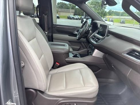 Used 2022 Chevrolet Suburban LT w/ Luxury Package RWD image 15