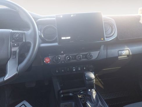 Used 2018 Toyota Tacoma TRD Off-Road w/ Technology Package AWD/4WD image 11
