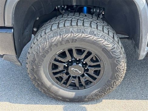 Used 2024 Chevrolet Silverado 2500 ZR2 w/ Technology Package image 13