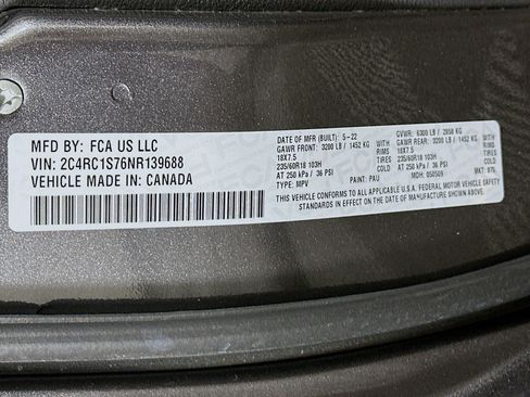 Used 2022 Chrysler Pacifica Limited w/ Uconnect Theater Family Group FWD image 12