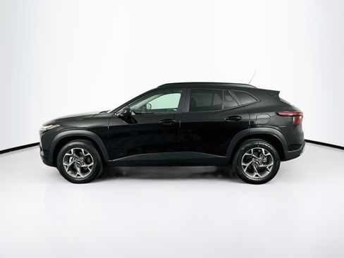 Used 2025 Chevrolet Trax LT w/ LPO, Blackout Package FWD image 4