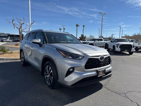 Used 2022 Toyota Highlander XLE image 4