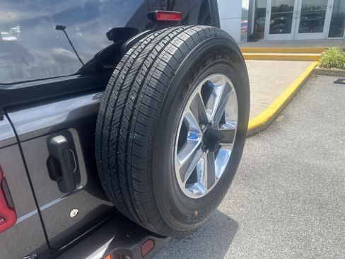 Used 2020 Jeep Wrangler Unlimited Sahara AWD/4WD image 22