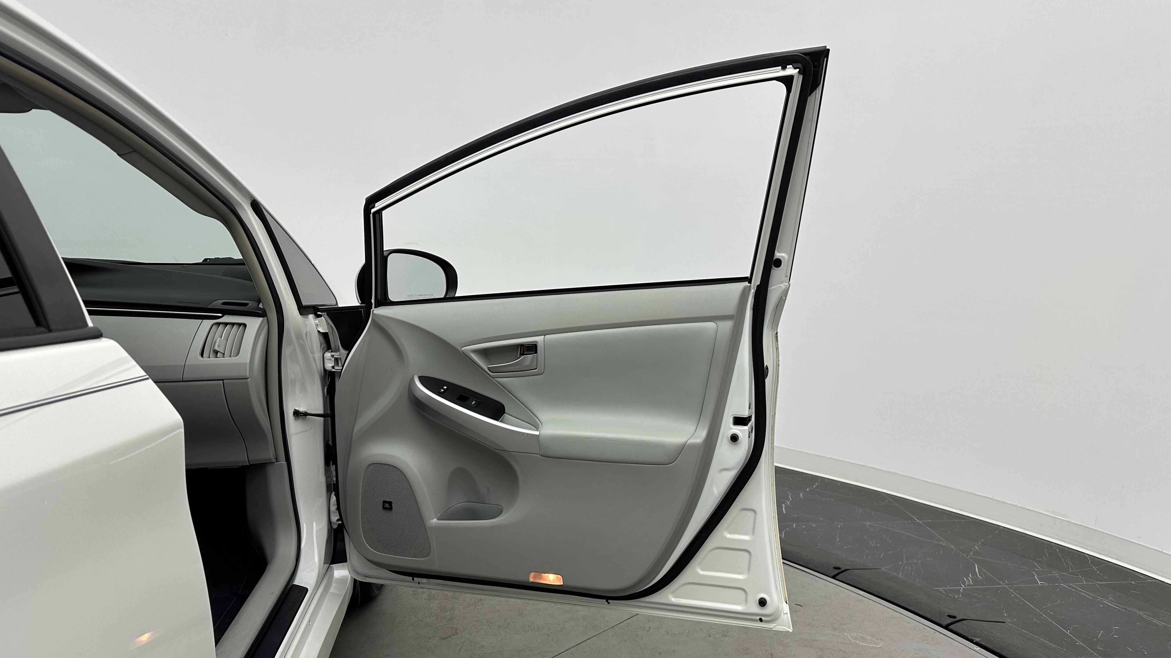Used 2015 Toyota Prius Five w/ Advanced Technology Package FWD image 33
