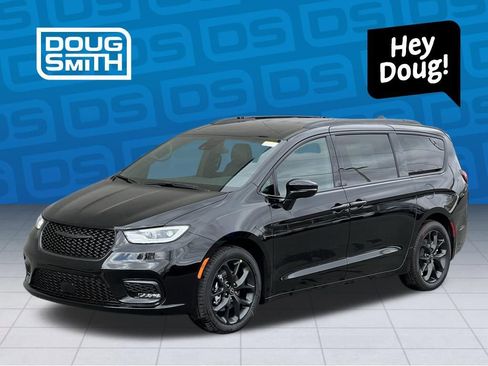 New 2026 Chrysler Pacifica Select image 2