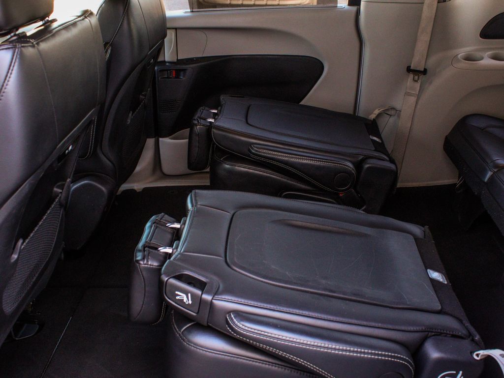 Used 2024 Chrysler Pacifica Touring-L FWD image 32