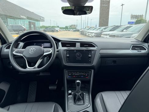 Used 2022 Volkswagen Tiguan SE FWD image 13
