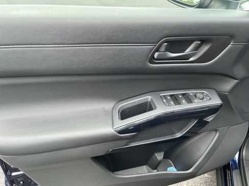 Used 2025 Nissan Pathfinder SV FWD image 13