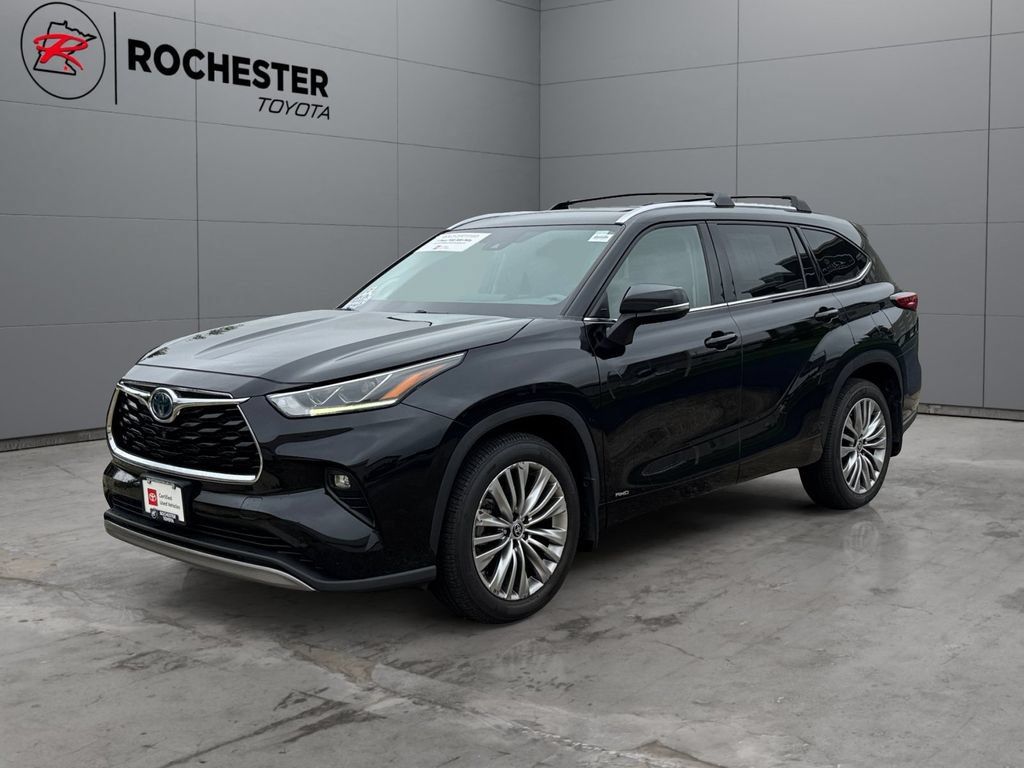 Certified 2022 Toyota Highlander Platinum AWD/4WD image 7