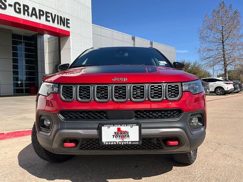 Used 2025 Jeep Compass Trailhawk image 3
