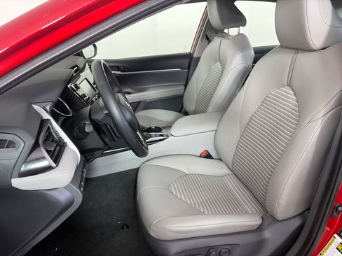 Used 2020 Toyota Camry SE w/ Carpet Mat Package FWD image 11