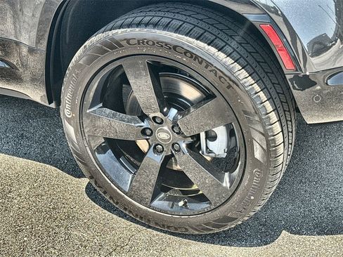 Used 2025 Land Rover Defender 110 X-Dynamic SE image 11