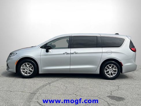Used 2024 Chrysler Pacifica Touring-L FWD image 24