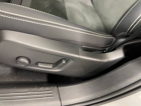 Used 2024 Volvo XC40 B5 Plus image 30