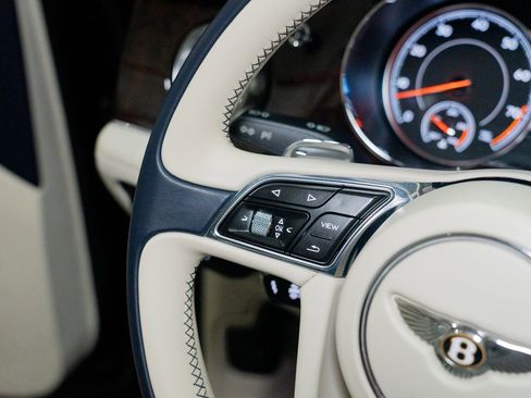 Used 2020 Bentley Bentayga V8 image 46