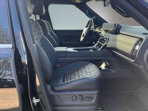 Certified 2025 Nissan Armada Platinum Reserve image 30