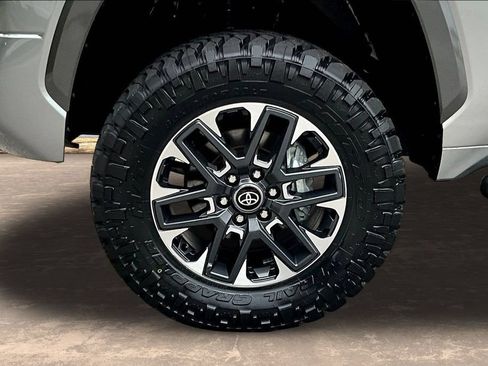 Used 2025 Toyota Tundra Limited AWD/4WD image 37