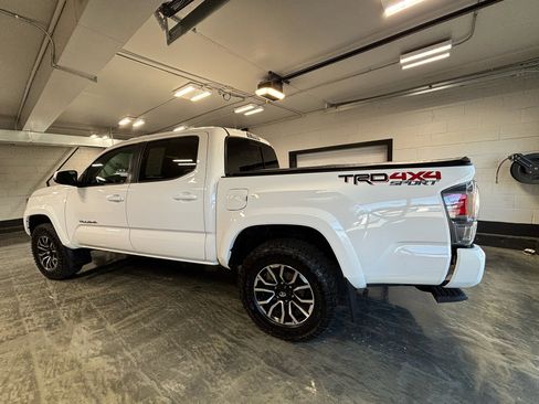 Used 2022 Toyota Tacoma TRD Sport w/ Technology Package image 9