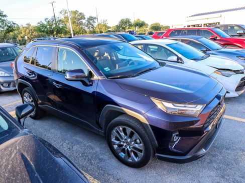 Used 2022 Toyota RAV4 XLE Premium FWD image 9