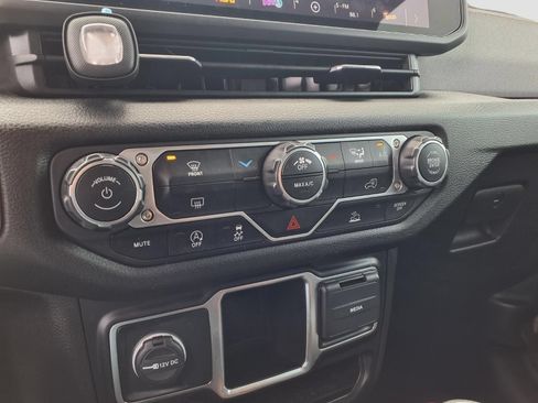 Used 2024 Jeep Gladiator Sport AWD/4WD image 25
