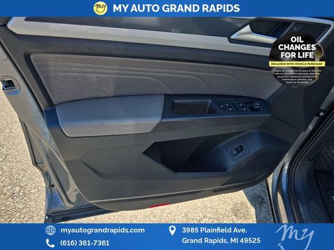 Used 2023 Volkswagen Atlas SEL R-Line AWD/4WD image 10