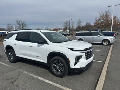 Used 2024 Chevrolet Traverse LT image 10