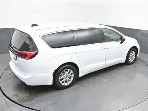 Used 2024 Chrysler Pacifica Touring-L FWD image 44