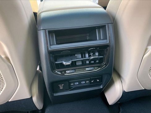 New 2026 Jeep Grand Cherokee Limited w/ Luxury Tech Group II AWD/4WD image 16