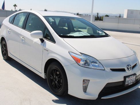 Used 2014 Toyota Prius Two FWD image 2
