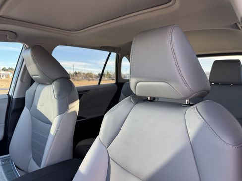 Used 2023 Toyota RAV4 XLE Premium image 14