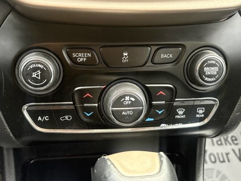 Used 2015 Jeep Cherokee Limited image 30