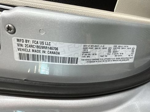 Used 2024 Chrysler Pacifica Touring-L FWD image 14