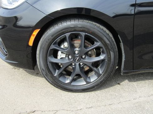 Used 2025 Chrysler Pacifica Limited FWD image 4