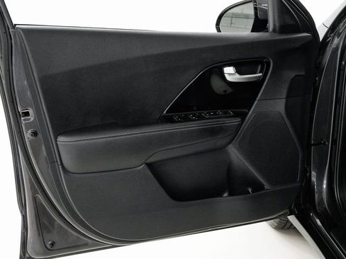 Used 2020 Kia Niro EX image 10