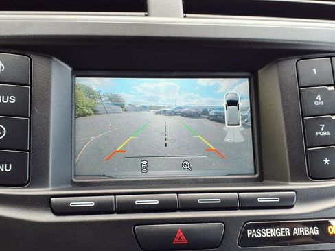 Used 2018 Ford Explorer XLT image 11