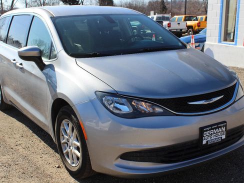 Used 2019 Chrysler Pacifica LX image 3