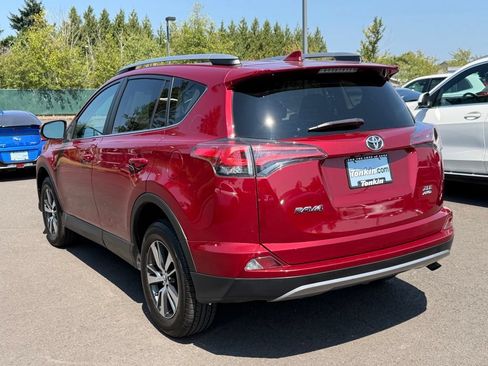 Used 2018 Toyota RAV4 XLE AWD/4WD image 6