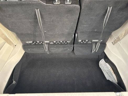 Used 2023 Chrysler Pacifica Touring-L image 9