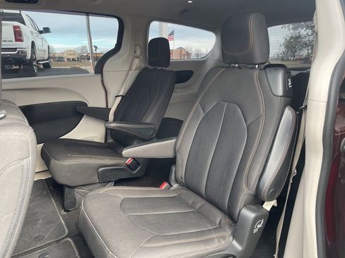 Used 2017 Chrysler Pacifica Touring w/ Tire & Wheel Group image 27