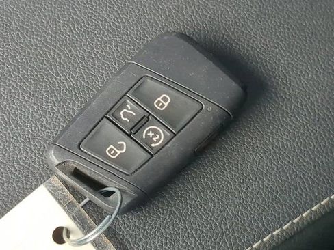 Used 2023 Volkswagen Tiguan SE image 29