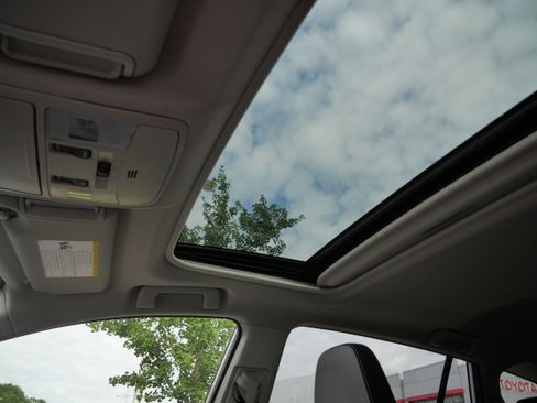 Certified 2018 Toyota RAV4 XLE AWD/4WD image 33