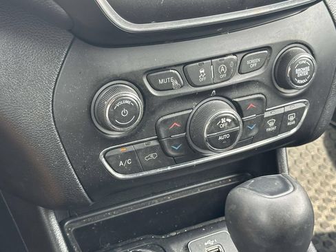Used 2019 Jeep Cherokee Trailhawk w/ Cold Weather Group AWD/4WD image 26