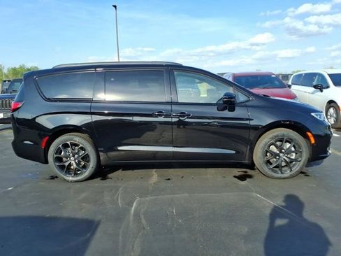 New 2026 Chrysler Pacifica Limited w/ S Appearance Package AWD/4WD image 22