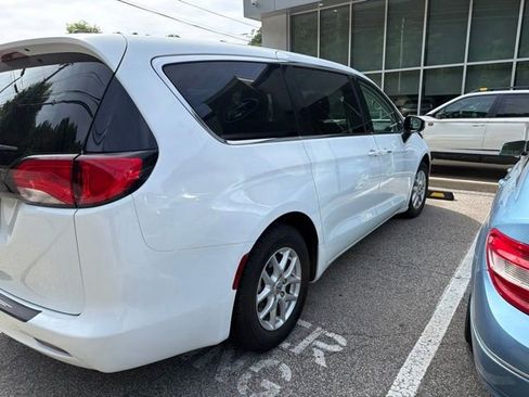 Used 2022 Chrysler Voyager LX FWD image 4